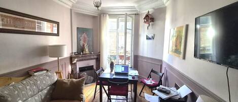 TV connectée, cheminée, livres, imprimantes