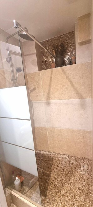 Dusche, Haartrockner, Handtücher, Toilettenpapier