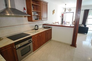 Refrigerador, horno, lavavajillas y cafetera y tetera 