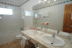 Baignoire, serviettes fournies