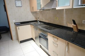 Fridge, oven, dishwasher, coffee/tea maker