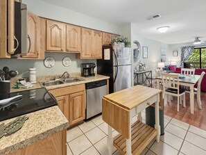 Køleskab, mikrobølgeovn, kogeplade, opvaskemaskine