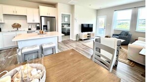 Eine moderne Wohnung mit Küche, Essbereich und Wohnzimmer.