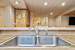 Interior - Fronts the Beach with Fireplace - Poseidon B (Norfolk)