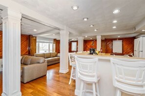 Interior - Fronts the Beach with Fireplace - Poseidon B (Norfolk)