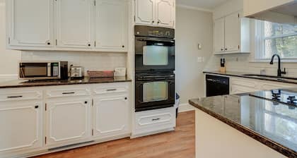 Family Friendly House with GAME ROOM in Heart of Winterville!