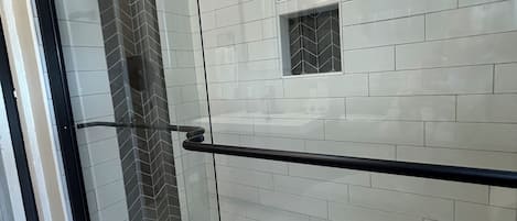 Toalhas de banho, sabonete, shampoo, papel higiênico