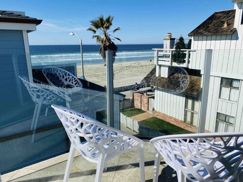 The Mission Beach VIP- Luxury Home, 3 Private Decks, 30 steps to the Beach! 