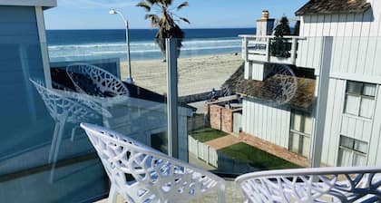 The Mission Beach VIP- Luxury Home, 3 Private Decks, 30 steps to the Beach!
