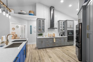 Køleskab, mikrobølgeovn, ovn, kogeplade