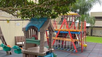 Area giochi per bambini (all'aperto)
