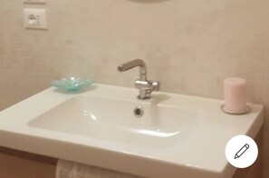 Secadora de cabello, toallas, jabón, papel de baño 