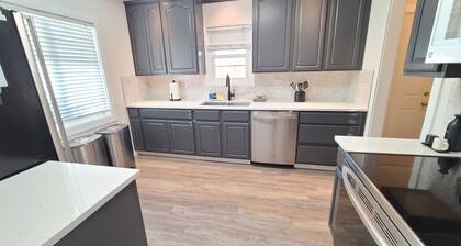 PNW Basecamp-Mins to Pt Defiance Zoo, Titlow Beach Park, 4 BR- Centrally Located