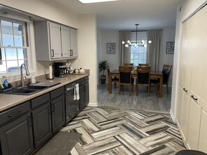 ثلاجة، ميكروويف، فرن، موقد طهي مسطح