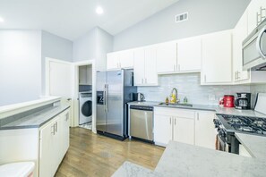 Fridge, microwave, oven, stovetop - Contemporary 4-bedroom house near NRG Med. Center (Houston)