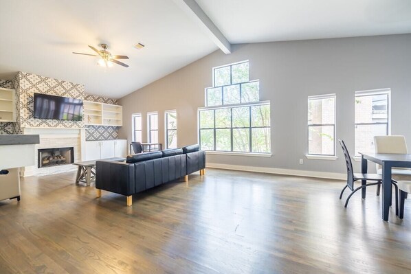 Interior - Contemporary 4-bedroom house near NRG Med. Center (Houston)