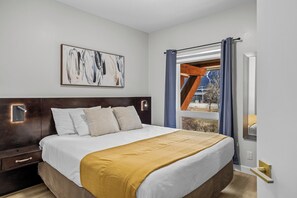 1 bedroom, desk, iron/ironing board, travel crib - Summit Hideaway- hot tub, pool w slide, amazing view, gym, 1BR, sleeps 4 -G222 (Canmore)