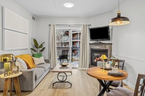 Smart TV, fireplace - Summit Hideaway- hot tub, pool w slide, amazing view, gym, 1BR, sleeps 4 -G222 (Canmore)