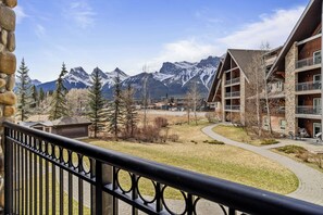 Property grounds - Summit Hideaway- hot tub, pool w slide, amazing view, gym, 1BR, sleeps 4 -G222 (Canmore)
