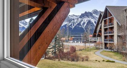 Summit Hideaway- hot tub, pool w slide, amazing view, gym, 1BR, sleeps 4 -G222