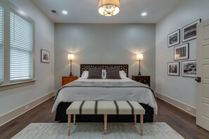 4 bedrooms, iron/ironing board, WiFi, bed sheets - Higbee House Too, AKA The Jolly Roger (Memphis)