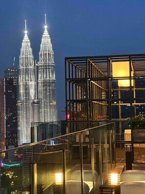 Balcony - Luxurious Condo in Heart of Kuala Lumpur With Rooftop Garden (Kuala Lumpur)