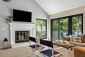 Smart TV, fireplace, video games, stereo - Keowee Key Townhouse- Lake, great deck, outdoor firetable & CLEMSON FOOTBALL! (Salem)