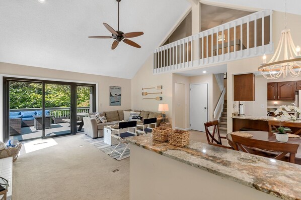 Smart TV, fireplace, video games, stereo - Keowee Key Townhouse- Lake, great deck, outdoor firetable & CLEMSON FOOTBALL! (Salem)