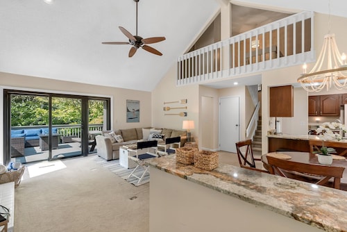 Keowee Key Townhouse- Lake, great deck, outdoor firetable & CLEMSON FOOTBALL!