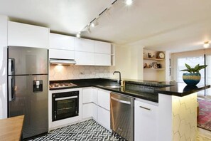 Refrigerador, microondas, horno y parrilla de estufa