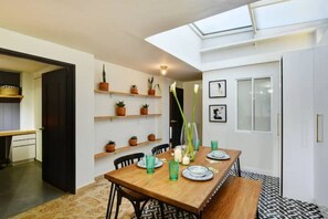 Dining - Memory Foam KING BED! Manila, El Poblado—Study, 300Mb Wifi, Dishwasher & Laundry (Medellín)