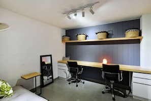 Interior - Memory Foam KING BED! Manila, El Poblado—Study, 300Mb Wifi, Dishwasher & Laundry (Medellín)