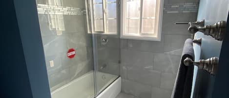 Baignoire à remous, séchoir à cheveux, serviettes fournies, savon