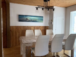 Dining - Maison/chalet à Louer à Moins de 3 km du Centre de ski Mont-sainte-anne (Beaupré)