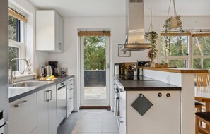 Kühlschrank, Geschirrspüler, Wasserkocher mit Kaffee-/Teezubehör