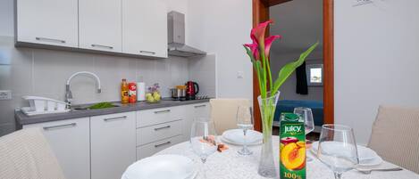 Frigorifero, piano cottura, macchina per tè/caffè