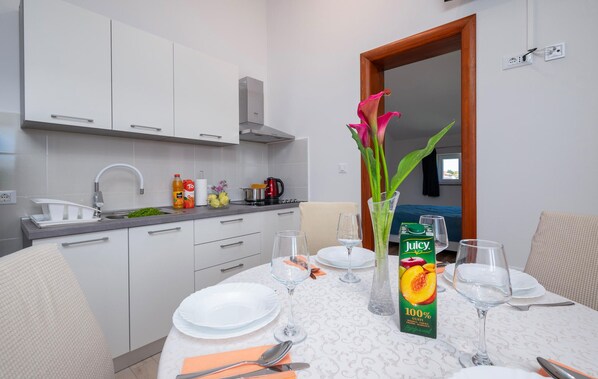 Refrigerador, parrilla de estufa y cafetera y tetera 