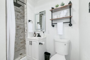 Combined shower/tub, rainfall showerhead, hair dryer, towels - Satoshi Hideout SOL (St. Petersburg)