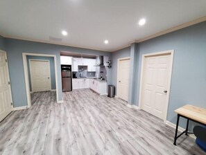 Kylskåp, mikrovågsugn, ugn och spishäll