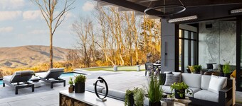 The Lodge at Pinhoti Peak - Modern Mountain Cabin