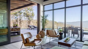 TV, fireplace, ping pong, stereo