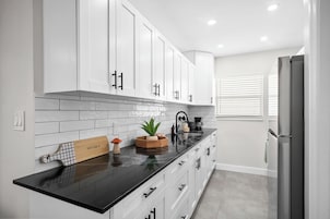 Refrigerador con freezer, microondas, horno, placa de cocina