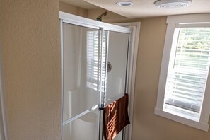 Shower - Exquisite Cabin, Enchanting Sunrises and Safari (Satin)