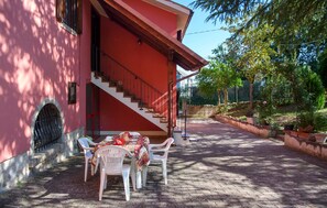 Outdoor dining - Nice home in Bellante with kitchen (Bellante)