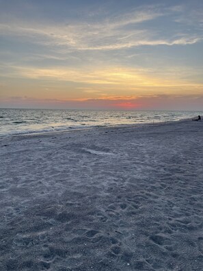 Beach - Condo- steps to the sand (Longboat Key)