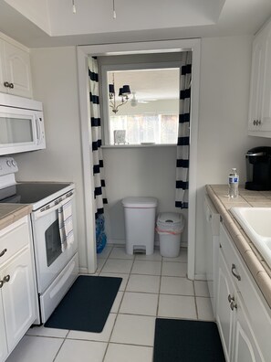 Fridge, microwave, oven, stovetop - Condo- steps to the sand (Longboat Key)