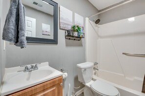 Assecador de cabells, tovalloles, sabó i paper higiènic 