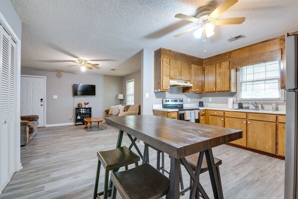 Kylskåp, mikrovågsugn, ugn och spishäll