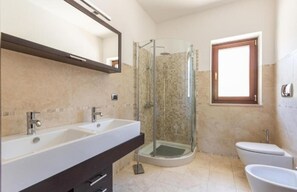 Shower, hair dryer, bidet, towels