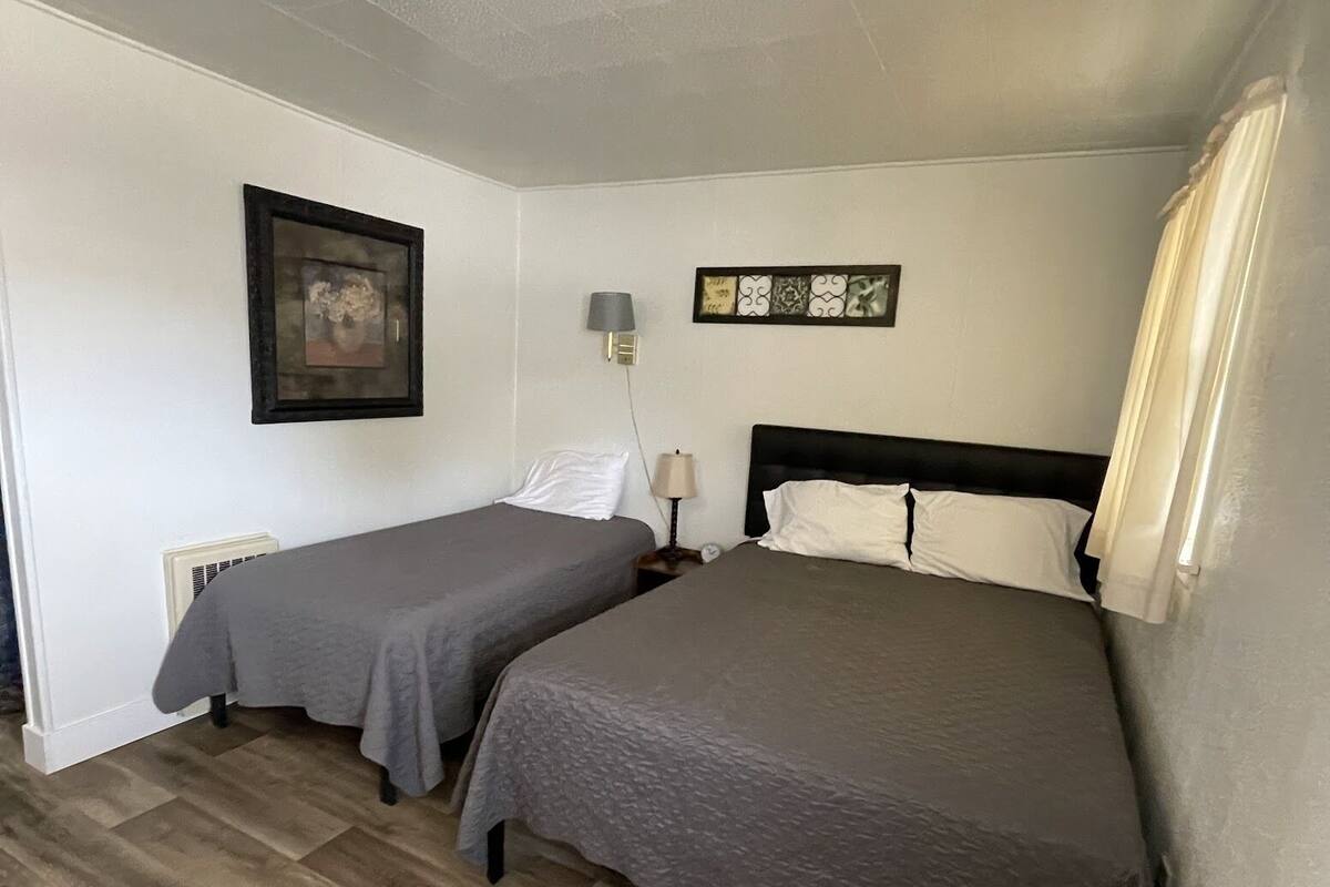 1 Queen Bed and 1 Twin Bed | 免费 WiFi、床单